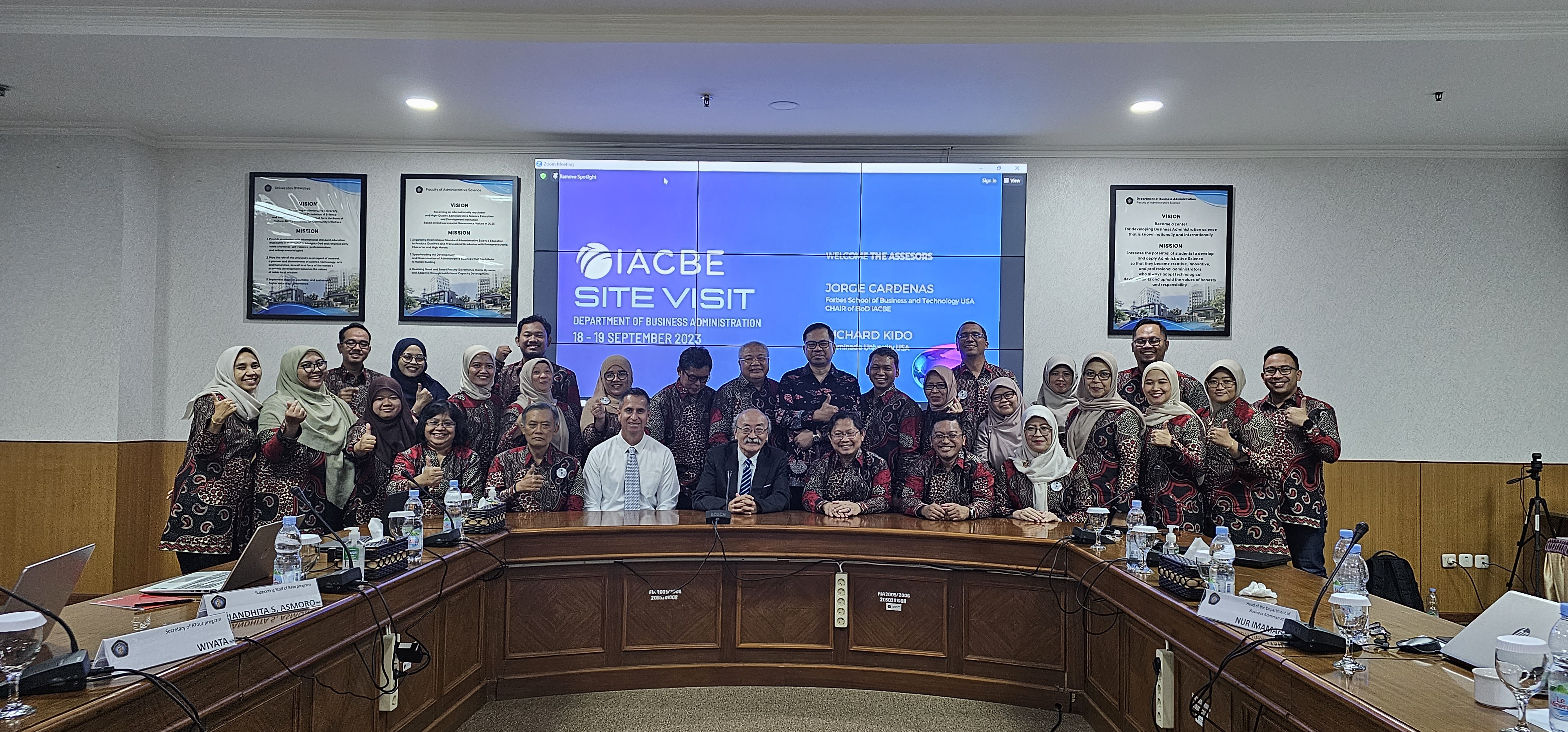 Group picture of Brawijaya University Department of Business Administration, Faculty of Administrative Science, Dean Dr. Andy Fefta Wijaya, Faculty and IACBE site visit reviewers Dr. Jorge A. Cardenas and Richard Kido