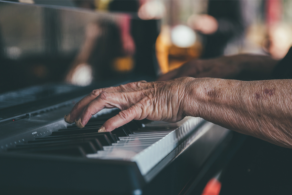 hands playing the piano