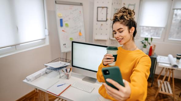 how to become a social media manager