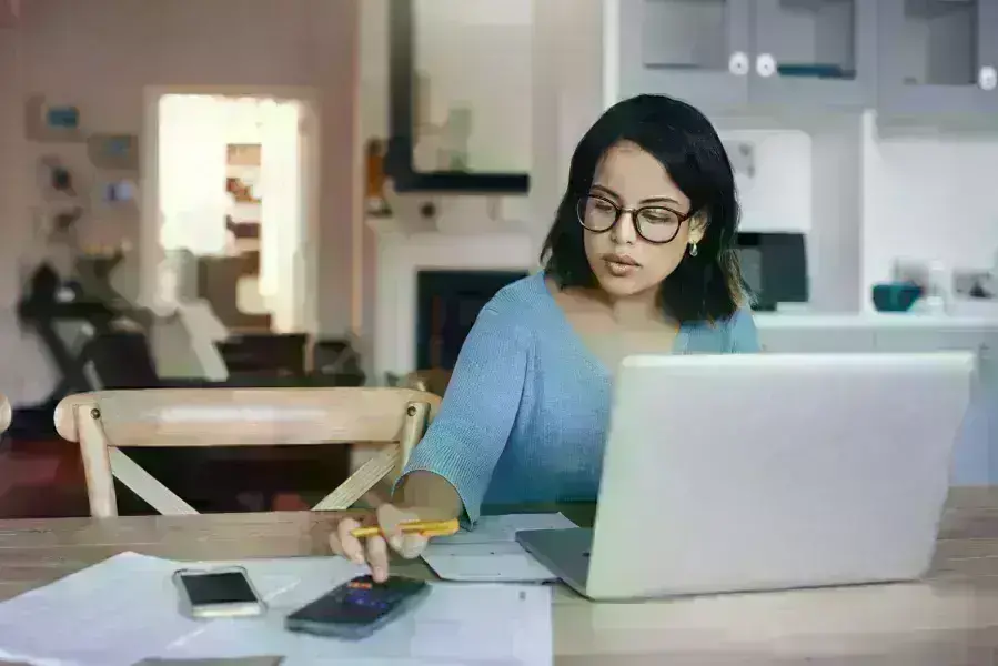 lady on laptop
