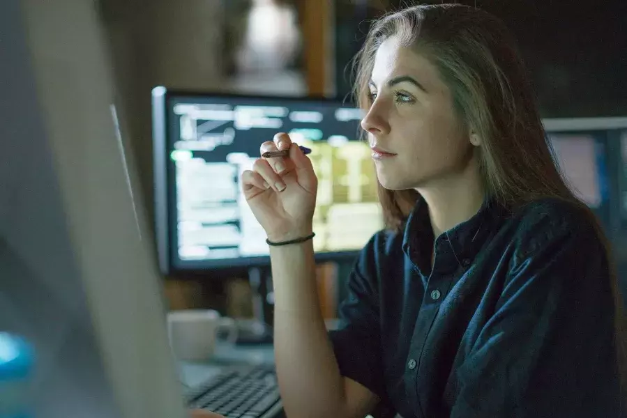 Lady working in front of a computer