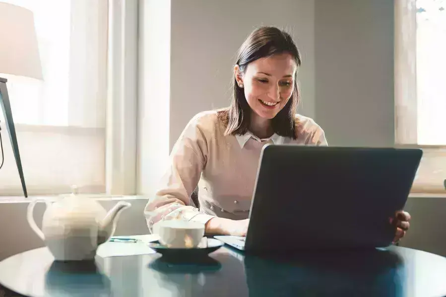 lady on laptop
