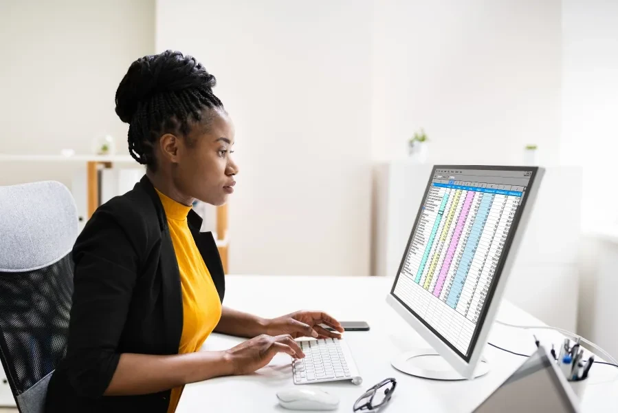 what is a financial analyst