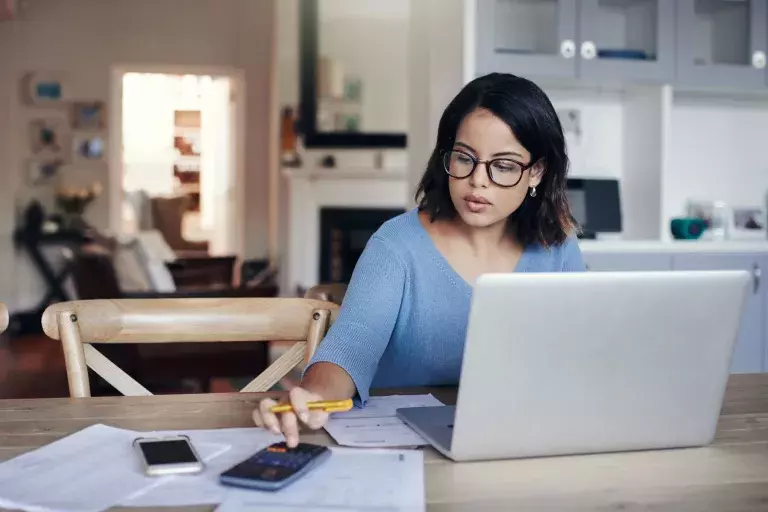 lady on laptop