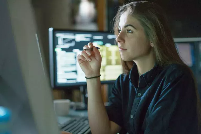 Lady working in front of a computer