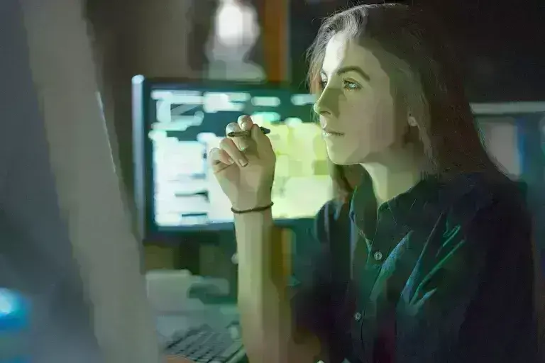 Lady working in front of a computer